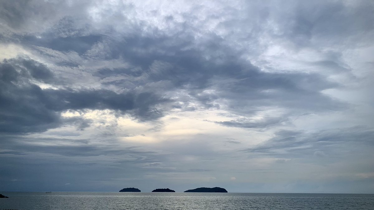 yuco1002's tweet photo. 2024年冬至の日没は残念ながら曇り空でした。 https://t.co/ZOZMoFEIhv
