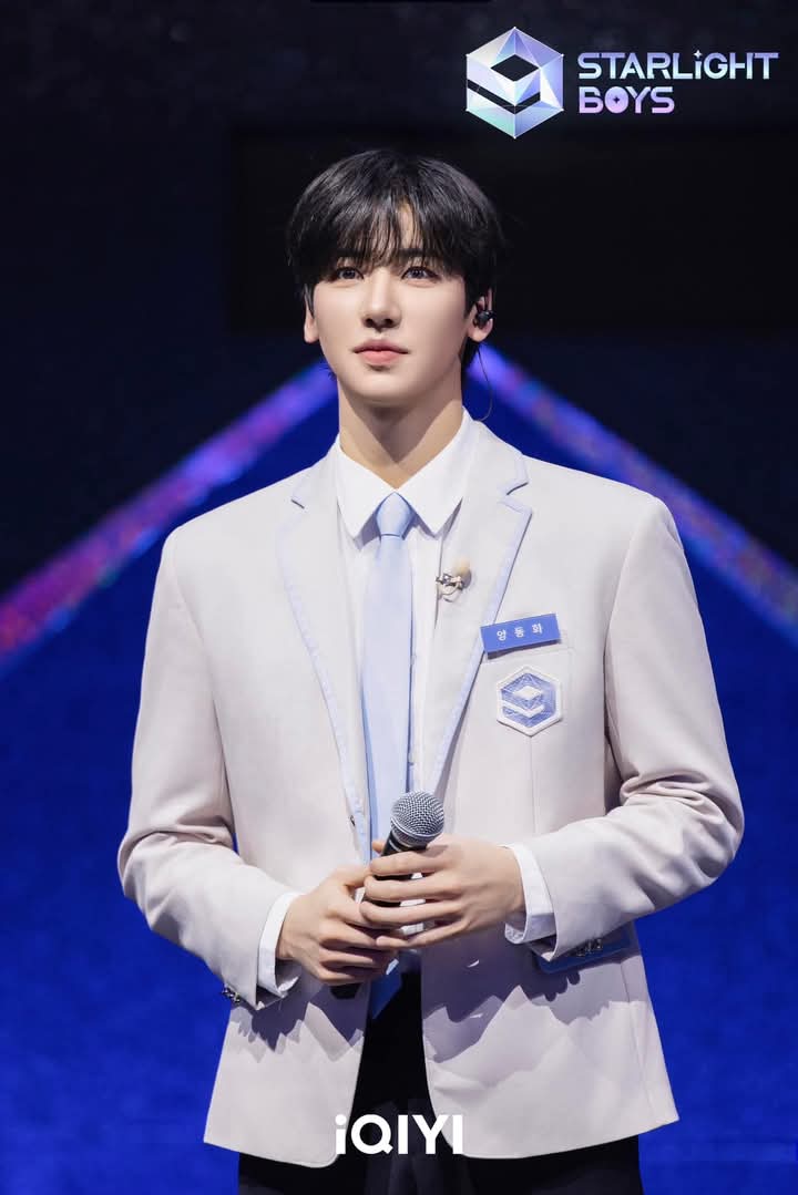 melanie1112uson's tweet photo. They deliberately posted exactly 9 trainees holding the mic among the trainees to make us think that this is the 9...
#Hangyul, #JUNHYUK and #Linqi with #DONGHWA, #Ziheng and #Sungmin please make it to the Top 9
Can't wait for 9PM to watch EP9😅
#StarlightBoys https://t.co/fFKVdawB8x