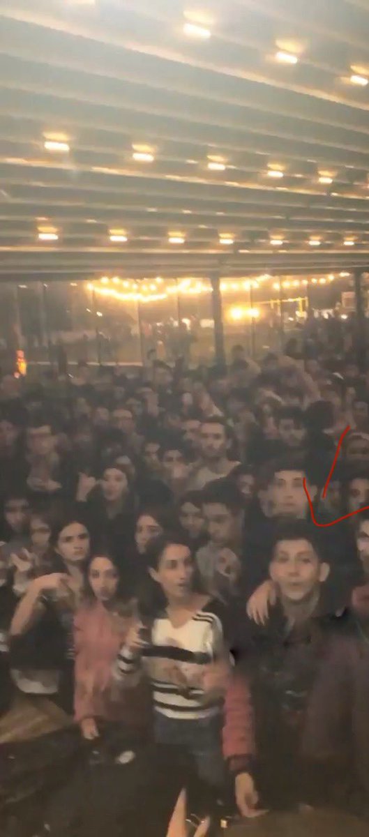 yekomer's tweet photo. @salihcanozbay @Imlosthomie Bunu atmak istemiyordum ama @salihcanozbay bu konserde en önde @Imlosthomie vardı ve sahnede beta vardı başka da bişey demiyorum bu konu hakkında. https://t.co/IJKa6aCVih