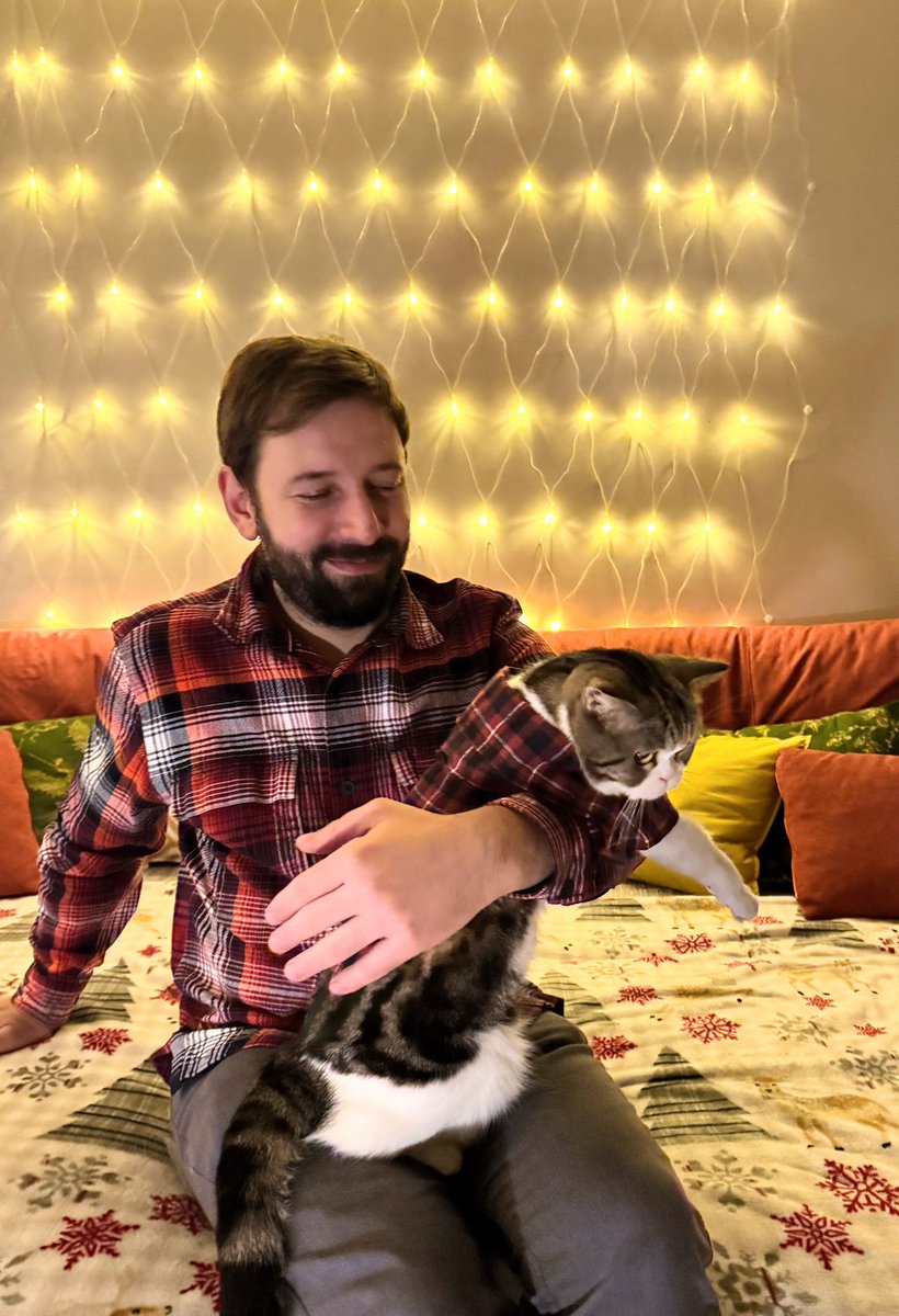 Буквально вчера эти два братана носили одинаковые шмотки и тусили у ёлки
А сегодня Бубл уже в Питере у хозяйки ❤️