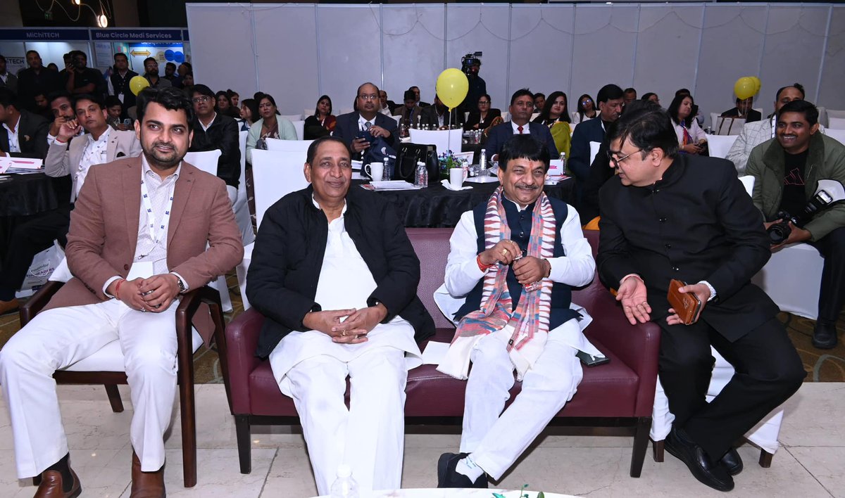 इससे पूर्व विद्यार्थियों के सर्वांगीण विकास, सकारात्मक सामाजिक व्यवहारों का विकास, विश्व स्तर पर नेतृत्व, कौशल आदि विषयों के बारे में लगी प्रदर्शनी का अवलोकन किया। 3/3