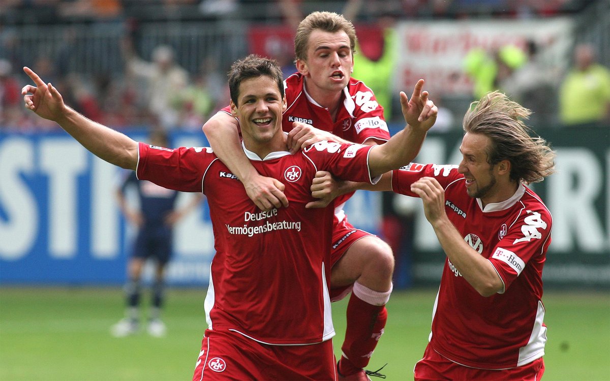 Rote_Teufel's tweet image. "Heimspiel", "'Köln", "Abschluss" – klar, woran wir bei der Kombination denken: Das Herzblutfinale uffm #Betze 2008 🔥
Wie habt Ihr diesen unfassbaren Tag verbracht? 🫨
Vereint Vergangenheit und Gegenwart: Der Gegnercheck 🔍
📲 news.fck.de/GegnerFCKKOE_2…
