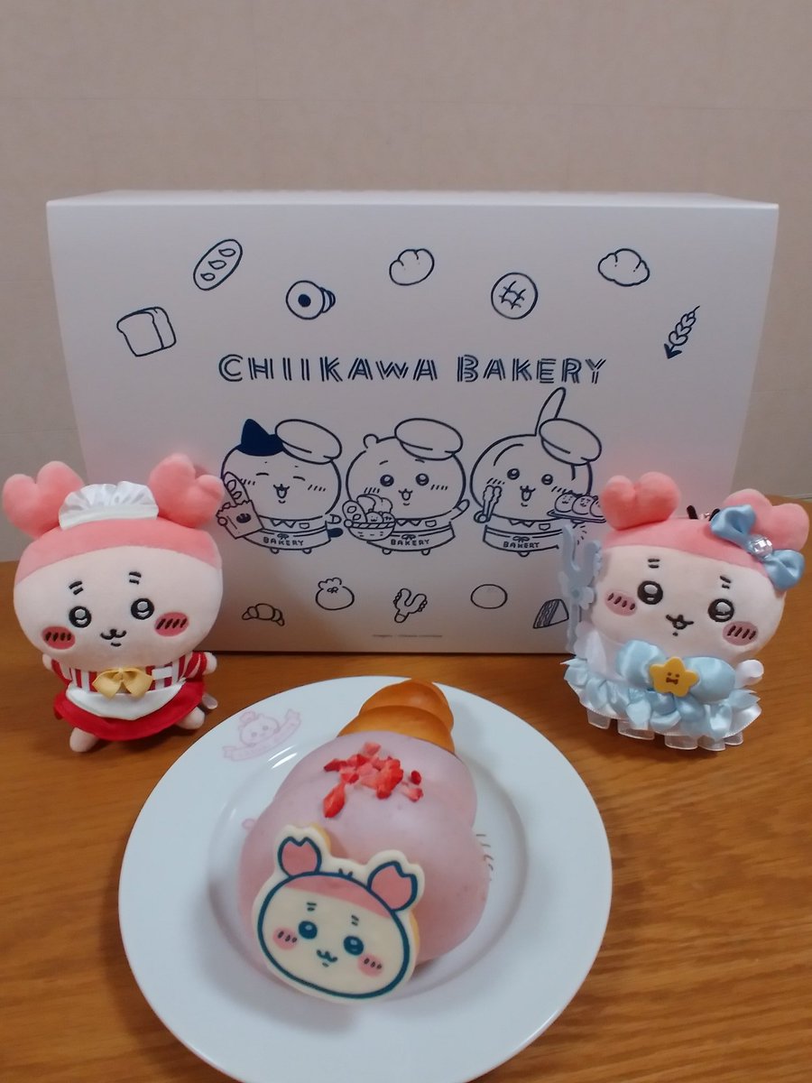パンはこんがり心はほっこりちいかわベーカリー🍞カニちゃんのコロネずっととっておきたかったけど…イチゴ風味で美味しかった！