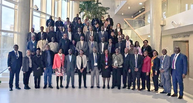 barryrodB's tweet photo. #Lyon #France. 20 décembre 2024. En marge de la réunion régionale delocalisée à Lyon les Représentants (WRs) et l'Executive Management  @WHOAFRO pour un chaleureux aurevoir au  @MoetiTshidi,  Directrice régionale (2015-2025). 
Les WRs ont tous reconnu son leadership, professionnalisme et son humilité.  Ils l'ont remercié pour l'accompagnent multiforme,  ses réalisations et son engagement pour la santé publique mondiale. Merci a @baylodyallo Représentant @OMSTogo pour les images de ce moment important. #FierDeTravaillerPourOMS.