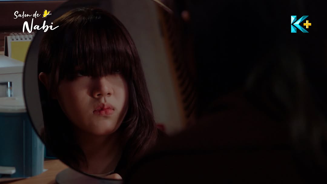 MomijiCrimson's tweet photo. Welcome to Salon de Nabi 🦋 Have you met the gloomy hair stylist who covers her eyes with her hair...? 👀#SalondeNabi
📅 SAT &amp; SUN, 9.15pm (GMT+8)
📺 Encore SUN, 4.15pm (GMT+8)
✨ Only on K-PLUS...

#kplus #kplusasia #flyhighbutterfly #kimhyanggi #김향기 #날아올라라나비 https://t.co/2YU19U90OB