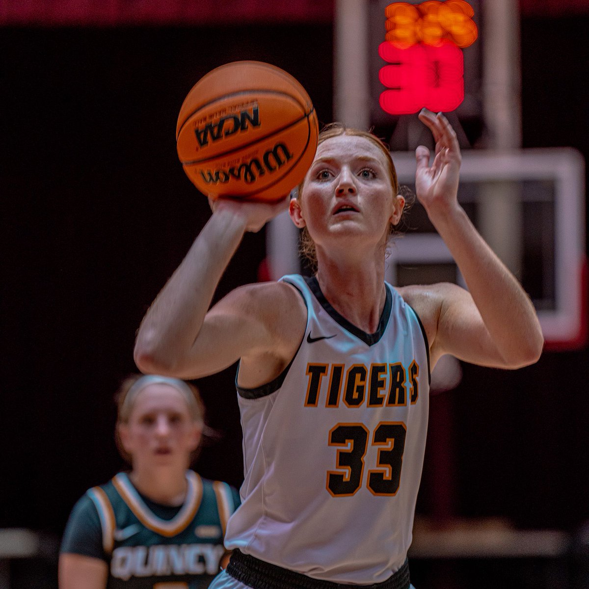 TitletownEvents's tweet photo. πΈ Photo Highlights from Game 8 πΈ A thrilling matchup under the lights at the Big Island Classic! Stay tuned for more exciting action. #BigIslandClassic #WomensBasketball #PhotoRecap https://t.co/vpmrkfwDG1