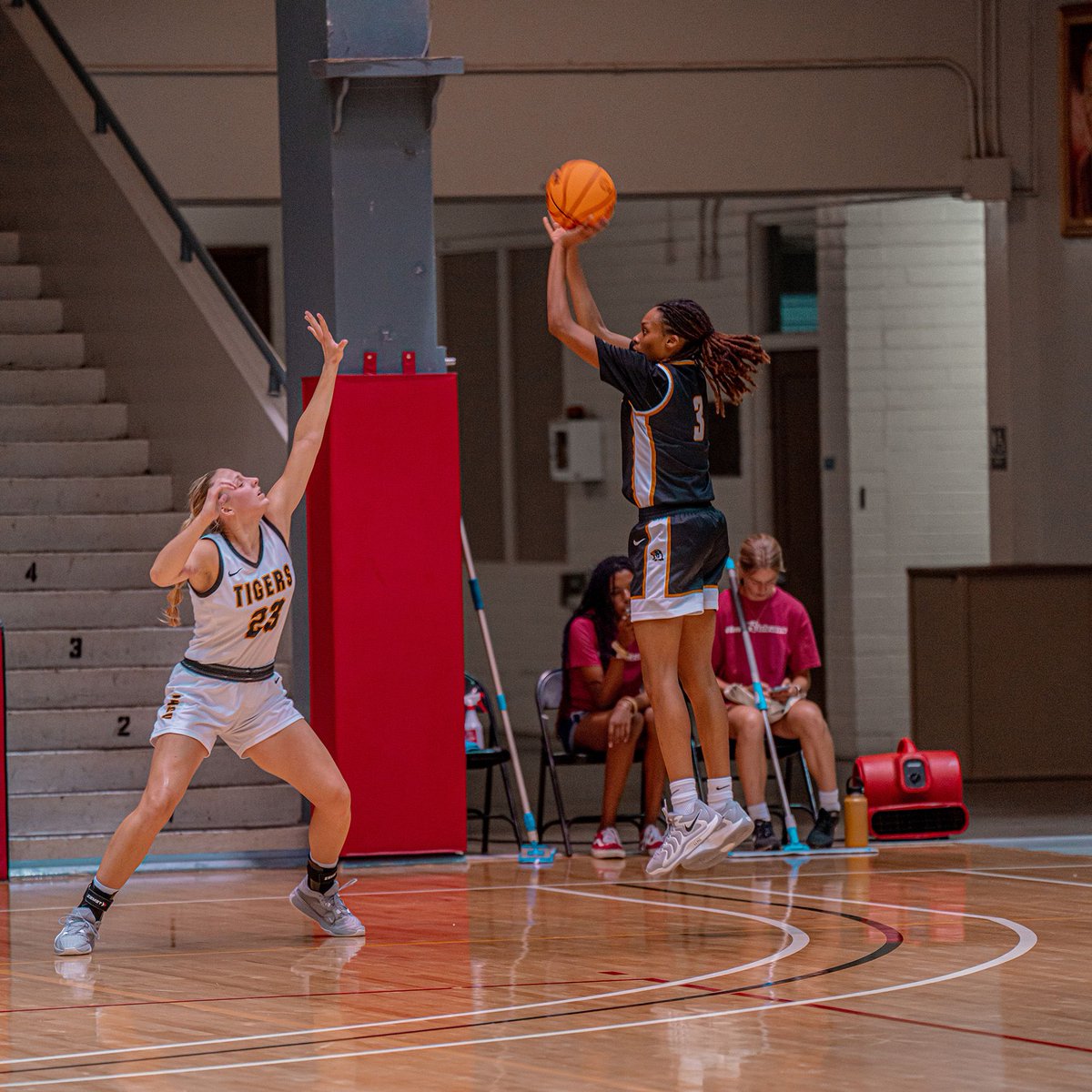 TitletownEvents's tweet photo. πΈ Photo Highlights from Game 8 πΈ A thrilling matchup under the lights at the Big Island Classic! Stay tuned for more exciting action. #BigIslandClassic #WomensBasketball #PhotoRecap https://t.co/vpmrkfwDG1