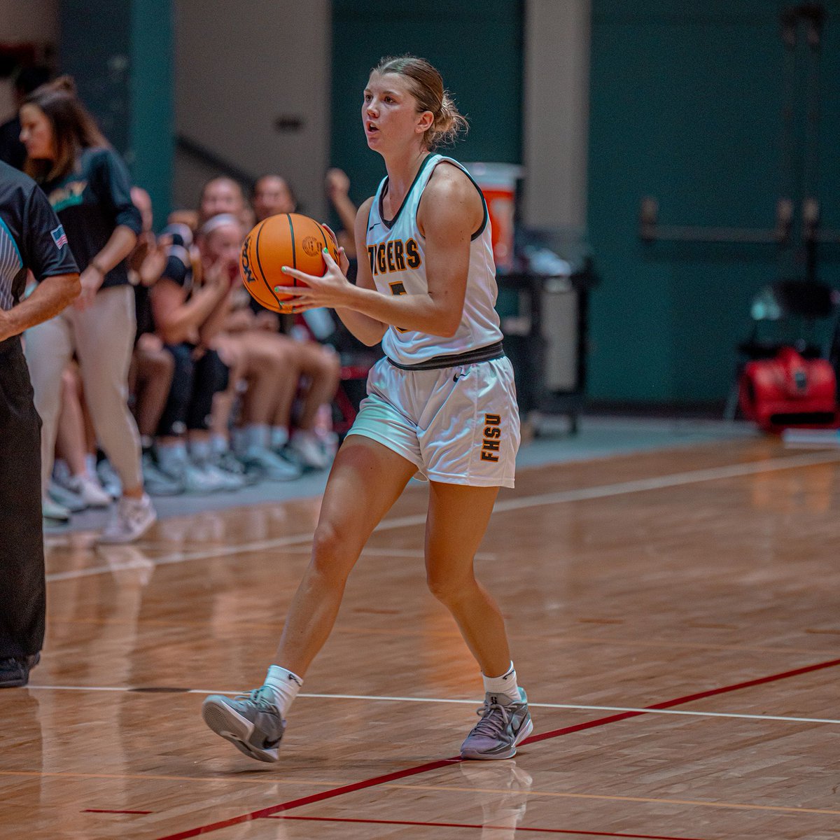 TitletownEvents's tweet photo. πΈ Photo Highlights from Game 8 πΈ A thrilling matchup under the lights at the Big Island Classic! Stay tuned for more exciting action. #BigIslandClassic #WomensBasketball #PhotoRecap https://t.co/vpmrkfwDG1