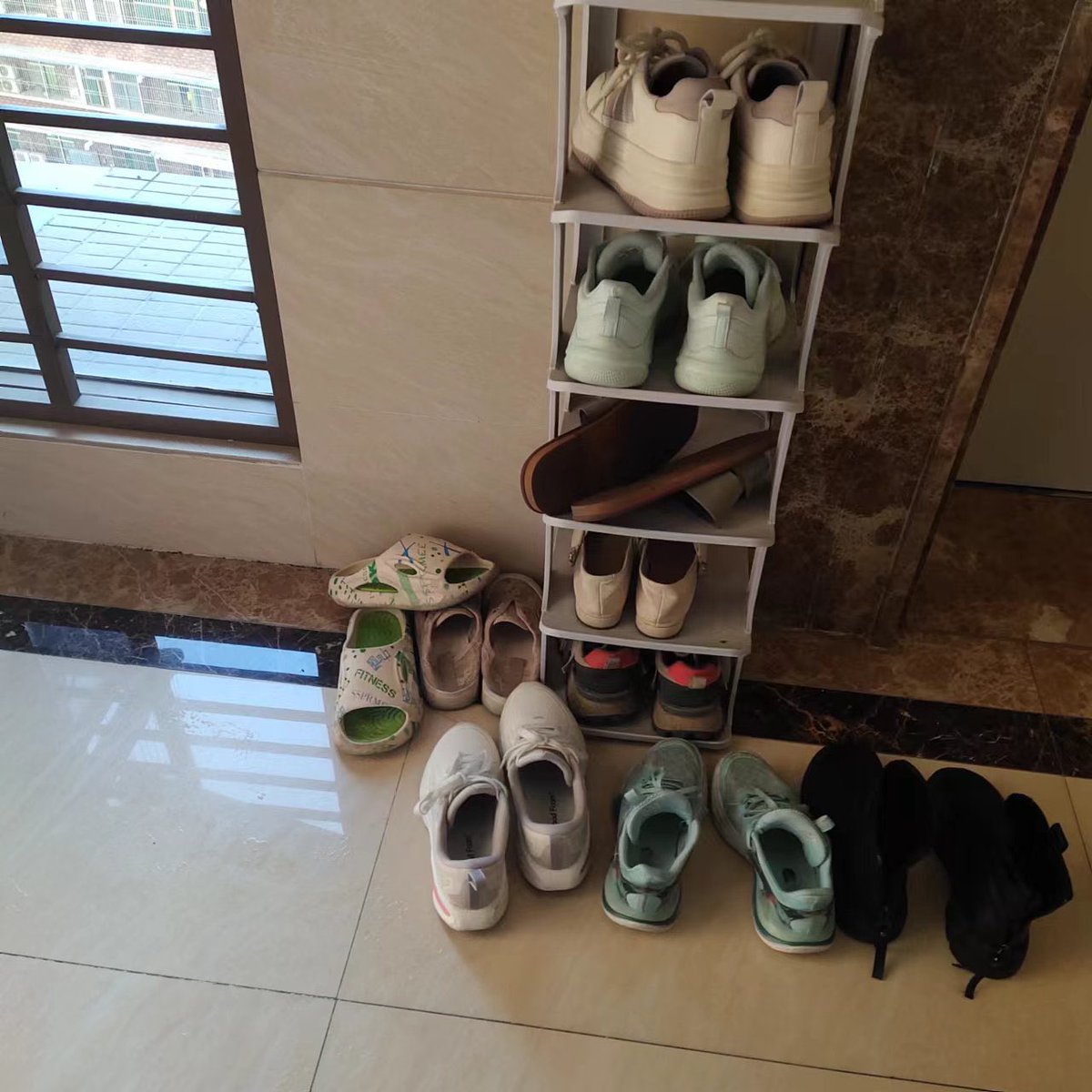vpie288753's tweet photo. 卧槽，兄弟们 扫楼发现这双平底鞋，必须闻上一闻，嘎嘎香 。每一次鞋底的轻轻踏下，都像是在无声地宣告你的命运。被这双鞋征服，是你无法抵抗的宿命。渴望与恐惧交织，你只能屈服在这无法逃脱的诱惑中。#扫楼打胶 #扫楼 #平底高跟鞋 #平底鞋 #打胶 #打胶日记 https://t.co/LttwegvEYk
