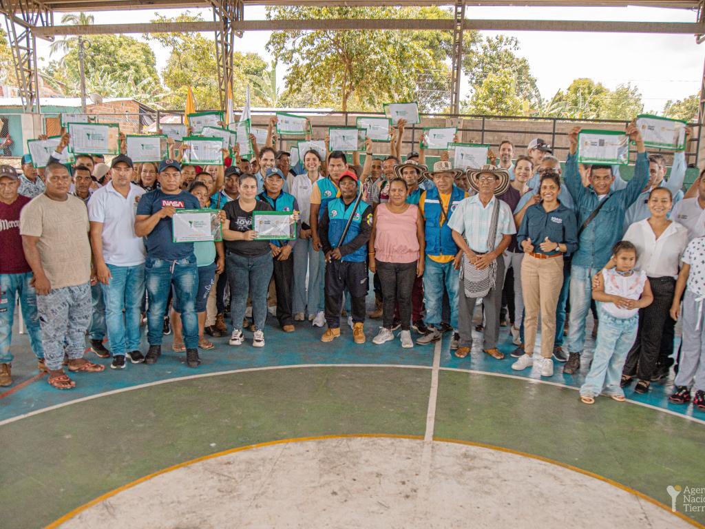 LCMNoticiasCol's tweet photo. Antioquia fue el departamento que más tierras entregó a comunidades rurales en el 2024 https://t.co/UNtvcoXYpe https://t.co/NY0Y6vF8Ab