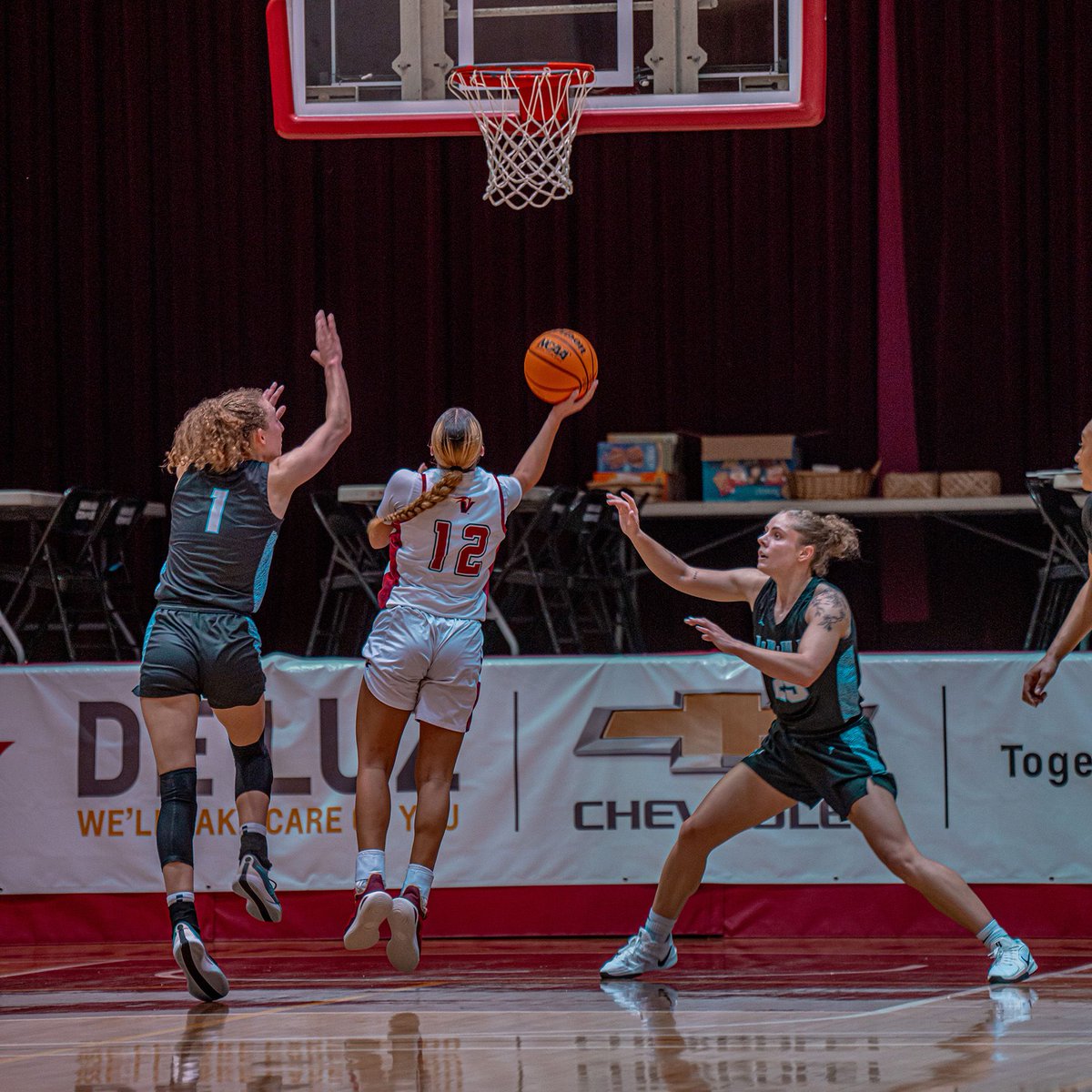 TitletownEvents's tweet photo. Game 9 Recap
πΈ Photo Highlights from Game 9 πΈ
An intense battle between Western Washington Vikings βοΈ and UH Hilo Vulcans π at the Big Island Classic!
π Stay tuned for more action as the tournament continues.
#BigIslandClassic #WomensBasketball #PhotoRecap https://t.co/LsUa9RNEyL