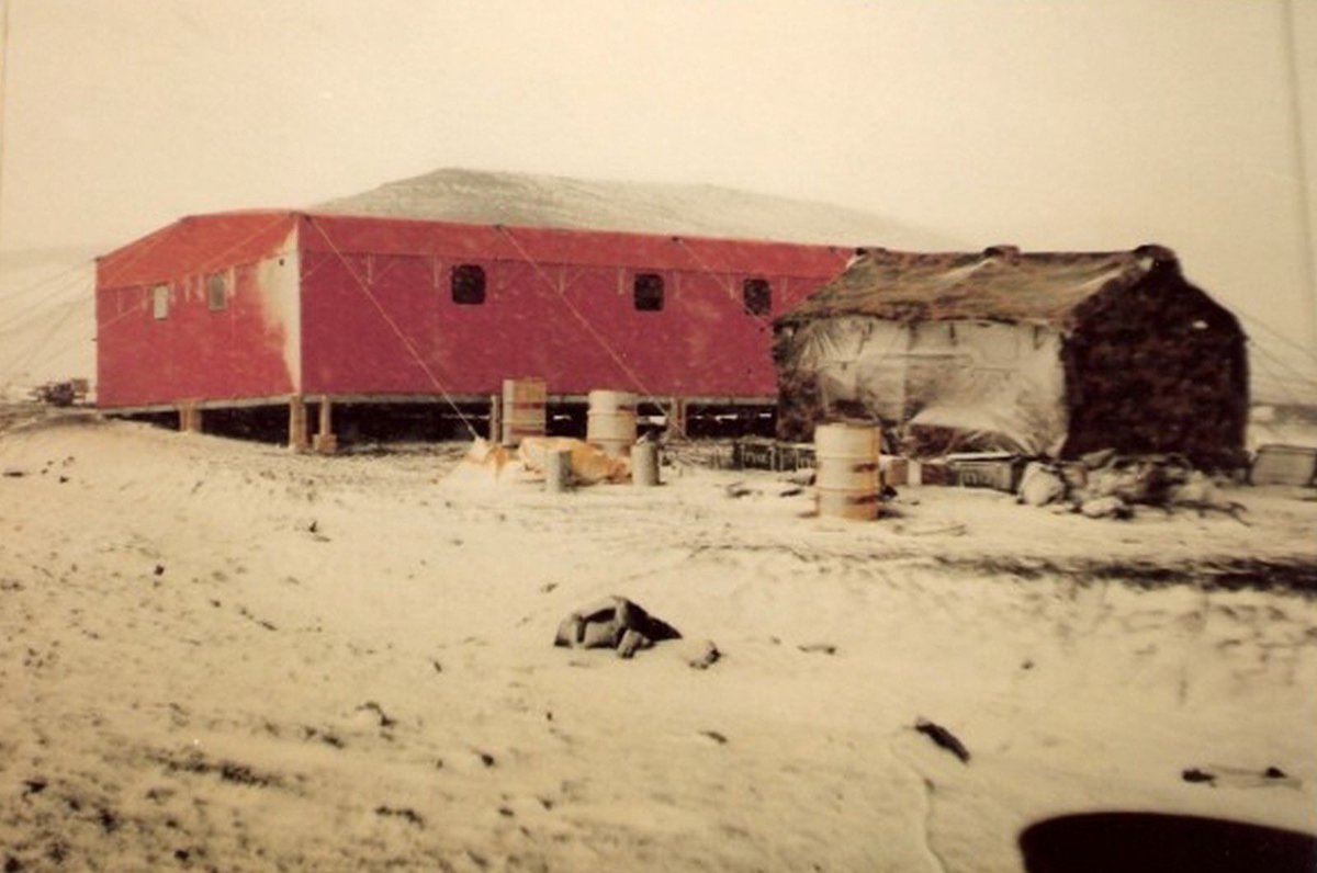 Antartica_ET's tweet photo. Hoy se cumplen 35 años de la inauguración del "Refugio Gabriel de Castilla" del Ejército de Tierra en Isla Decepción🇪🇸🐧🥶 https://t.co/F3pUKVyFek