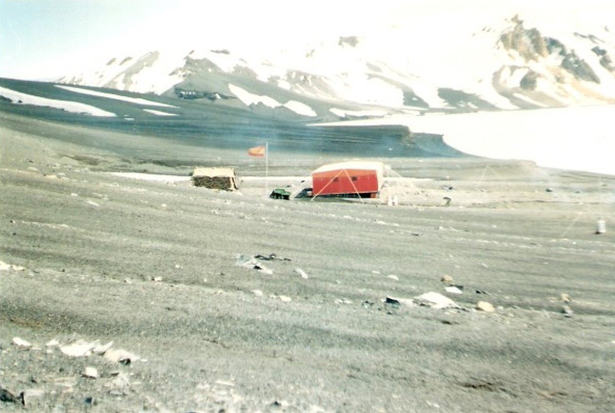 Antartica_ET's tweet photo. Hoy se cumplen 35 años de la inauguración del "Refugio Gabriel de Castilla" del Ejército de Tierra en Isla Decepción🇪🇸🐧🥶 https://t.co/F3pUKVyFek