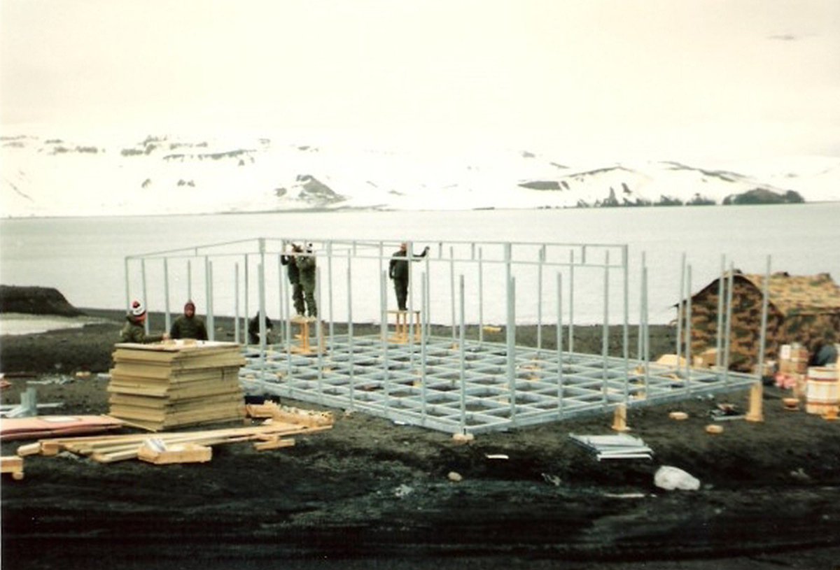 Antartica_ET's tweet photo. Hoy se cumplen 35 años de la inauguración del "Refugio Gabriel de Castilla" del Ejército de Tierra en Isla Decepción🇪🇸🐧🥶 https://t.co/F3pUKVyFek