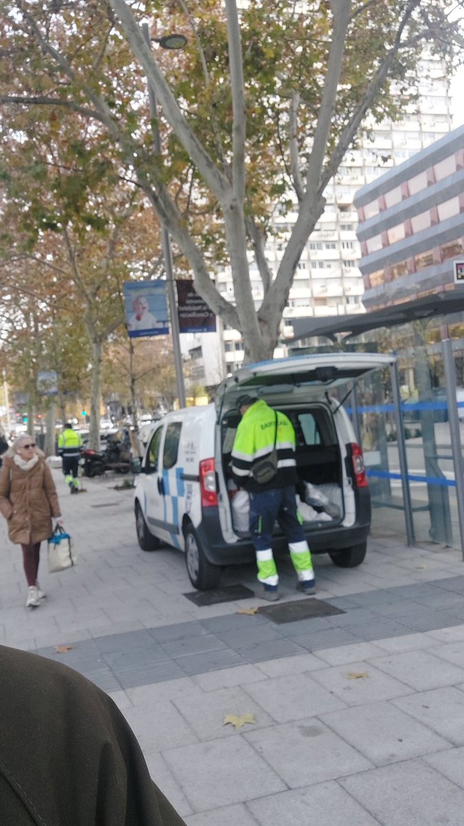 Es sistemático, señor alcalde <a href="/AlmeidaPP_/">José Luis Martínez-Almeida</a> , cada vez que sus departamentos vienen a mi barrio APARCAN SOBRE LA ACERA porque ha eliminado tantas plazas de aparcamiento que es inviable encontrar sitio. ¿Ellos sí y el resto no?