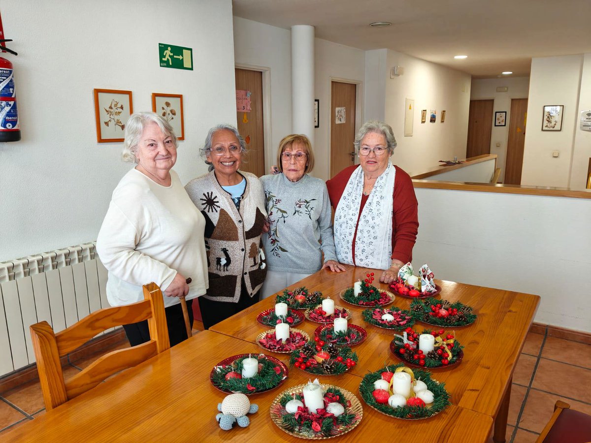 AytoElCasar's tweet photo. LA VIVIENDA DE MAYORES DE EL CASAR SE VISTE DE NAVIDAD

La Vivienda de Mayores de El Casar se está llenando de espíritu navideño.😊

✨Dentro de sus actividades para esta entrañable época, ya han decorado su árbol de Navidad.

🎄Han recibido el árbol de Navidad de ganchillo que le pidieron el  año pasado a ALCE y que la Asociación ha realizado con todo el cariño  para ellos🎅

🤗 Cada día, realizan actividades en equipo para hacer ellos mismos sus  decoraciones navideñas para decorar su hogar.

#ElCasar #ViviendaMayoresElCasar
#BienestarSocial
