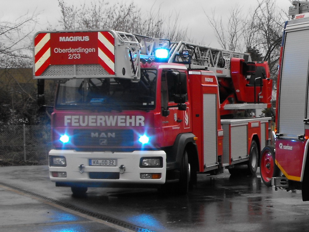 Am späten Freitagabend wurde die Drehleiter der Abteilung Flehingen von der Integrierten Leitstelle Karlsruhe um 23.55 Uhr als Überlandhilfe zusammen mit der Feuerwehr Kürnbach zu einer technischen Hilfeleistung zum Marktplatz in Kürnbach alarmiert.
Mehr: ogy.de/9zh6