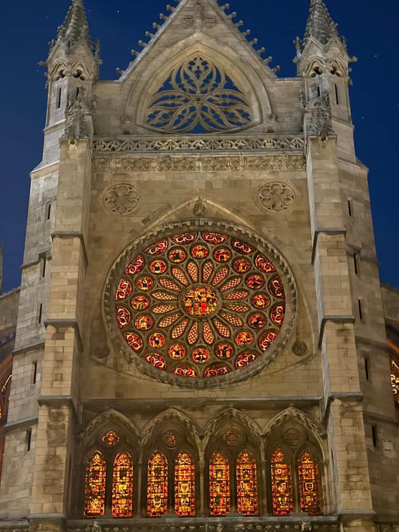auroragvilustra's tweet photo. Dónde están, dónde se encuentran mi plumier y mi compás... y las vidrieras más hermosas del Mundo.🥰  #FelizSábado #RioEsla #Astura #Catedral #RioAstura #Astures #MePresta #LEÓN #Leonesp #FelizFinde https://t.co/lLKZ3QFWKY