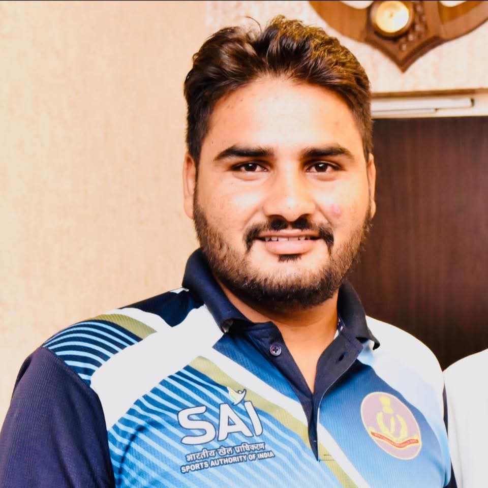 कल भांकरोटा के पास हुए भीषण हादसे में कबड्डी के खिलाड़ी शेरा जाट ने जिस जिंदादिली व तत्परता के साथ घायलों की मदद की वो मानवीयता की मिसाल है। घटना स्थल पर मौजूद शेरा जी ने अपनी जान जोखिम में डालकर बिना देरी किए अलग अलग वाहनों से लगभग तीन चार दर्जन लोगों को गाडियों से निकालकर