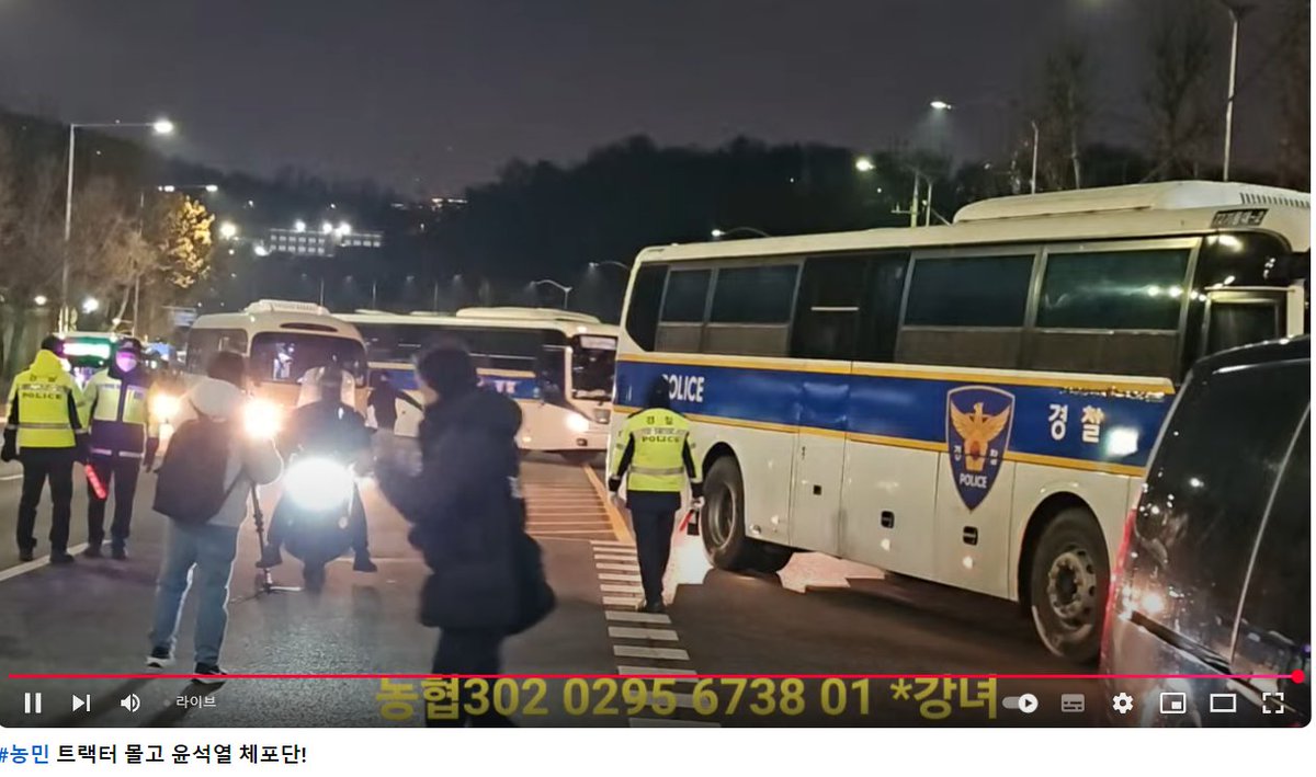 gj2558016698698's tweet photo. 남태령(3번출구) 관심 가져주세요. 실트 올려주세요. (실시간)농민분들 잡아가려고 경찰차 계속 들어오는 중입니다. 트랙터 치우려고 지게차도 오고있대요... 아니 트랙터 시위때문에 길막힌다는게 이유입니까?? 낮부터 경찰차가 도로막해놓고선 무력으로 트랙터 부수고 농민제압하고... 서울시 미친듯 https://t.co/zp2E0QnW2p