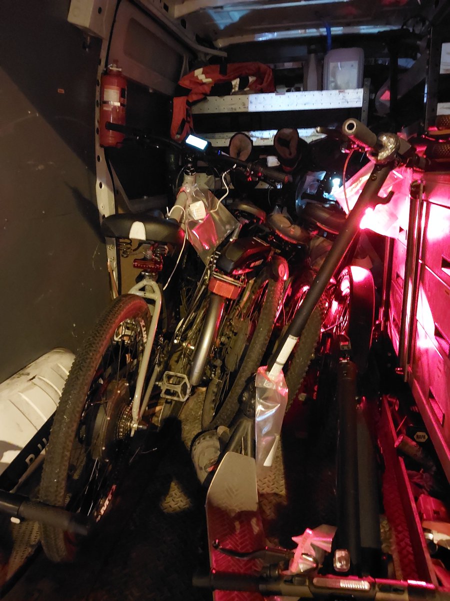 tvprp's tweet photo. Last night RP + Special Constabulary conducted a EBike/scooter check at the Plain and Carfax in Oxford. 11 seizures, 2 arrests for drug driving and a drug offence. Numerous tickets issued for insurance and licence offences. All breath tests were negative. #Opholly #Oxoncshift https://t.co/jBP9SARvPk