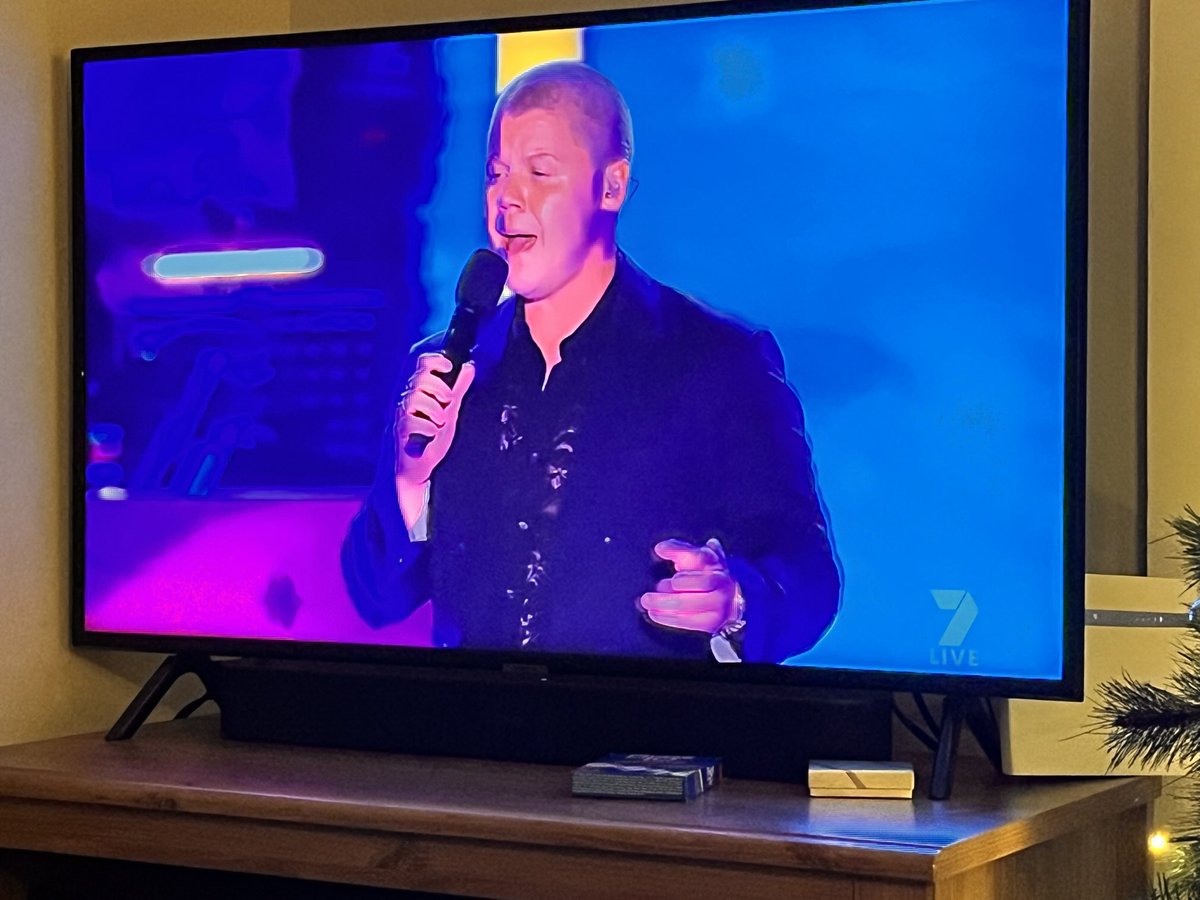 Nothing says Christmas like the steady hand of Conrad Sewell ⁦<a href="/MrSamPang/">Sam Pang</a>⁩