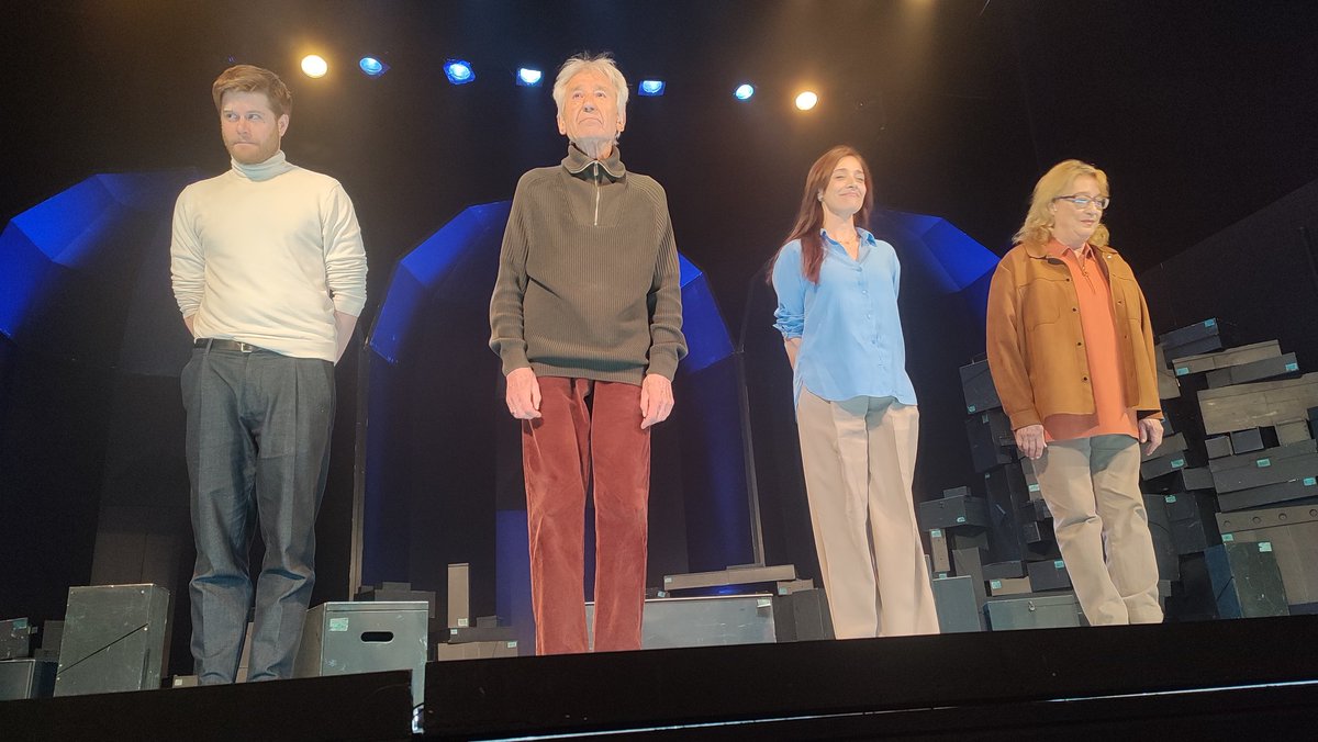 Qué privilegio es poder seguir disfrutando de José Sacristán sobre un escenario... En "La colección" brilla como siempre (Ana Marzoa también está espectacular), en un texto, como todos los de Mayorga, profundo y metafórico, sobre la importancia de nuestro legado. <a href="/teatroabadia/">Teatro de La Abadía</a>