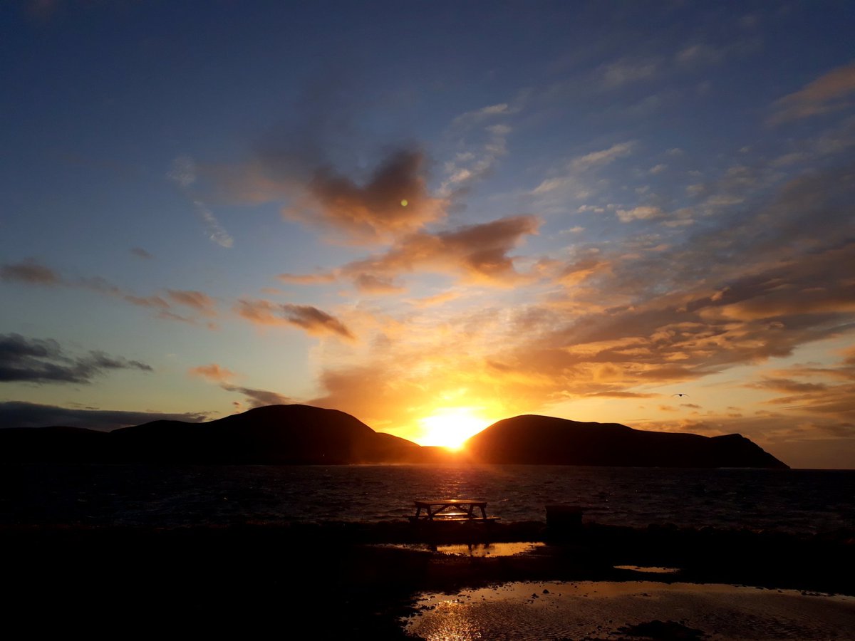 This is the Neolithic chambered cairn of Maeshowe in #Orkney which was built 5000 years ago. Every year on the #WinterSolstice (if the sky is clear) the setting sun shines down a perfectly aligned passageway and illuminates the inner chamber.💡