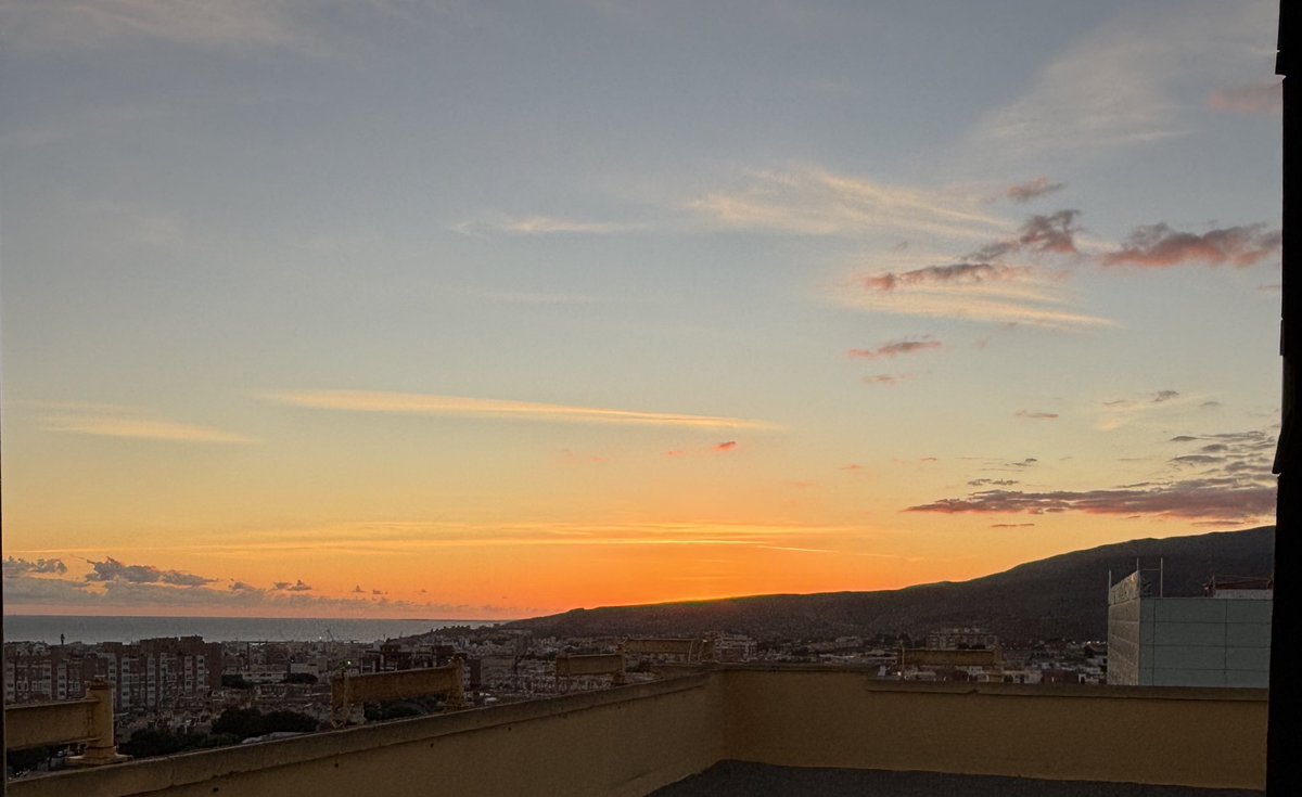 Con este atardecer desde nuestra planta de Enfermedades Infecciosas, os deseamos una Feliz Navidad y un próspero año 2025. Seguiremos tratando de dar lo mejor de nosotr@s mismos cada día en todas las esferas del Ser Humano, siempre.