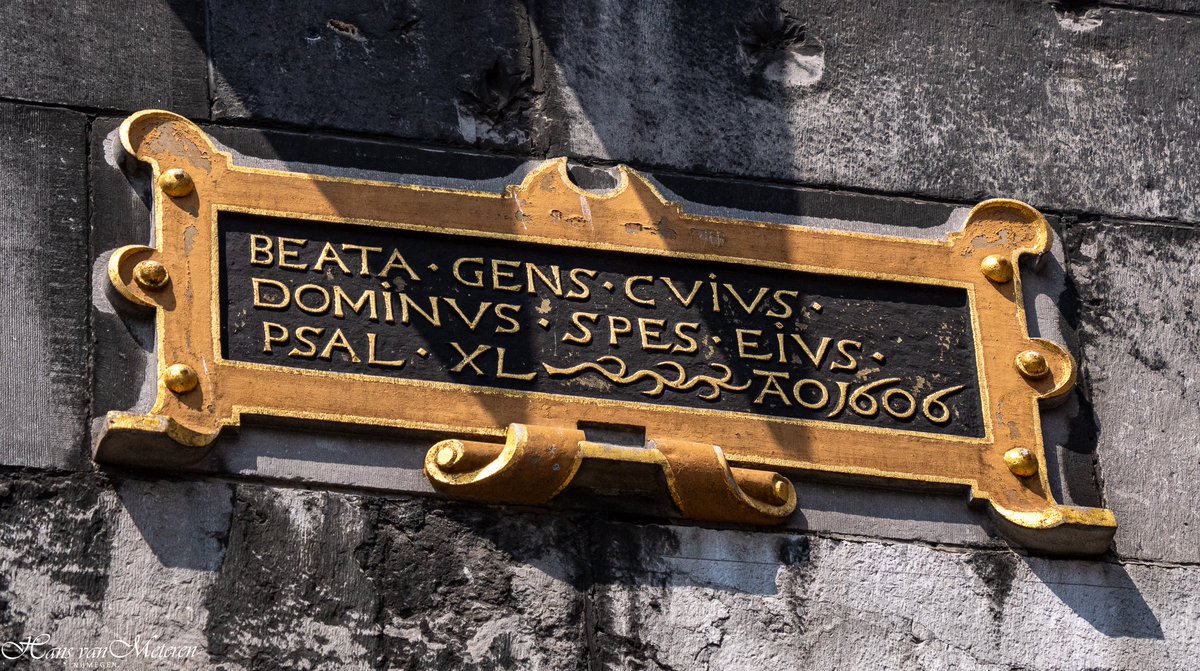 Vooral die links: de impliciete oproep eensgezind te zijn: "Door eendracht worden kleine dingen groot, door tweedracht vallen de grootste uiteen". 
Maar ook Psalm 40:5 Gelukkig is de mens die zijn hoop stelt op de Heer.
Kerkboog Grote Markt