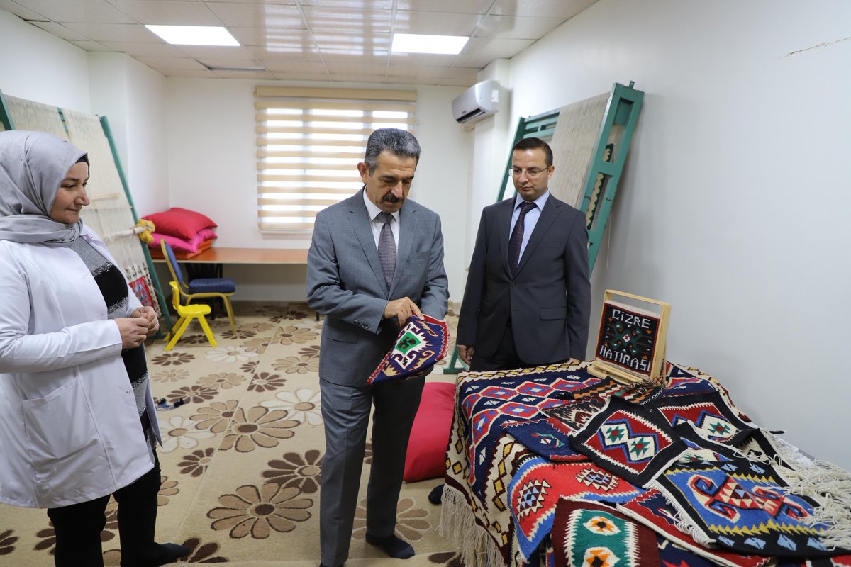 SirnakValiligi's tweet photo. Valimiz Birol Ekici, #Cizre 5 nolu Aile Destek Merkezini (ADEM)'i ziyaret etti.
 
Ardından Merkezi gezerek kursiyerlerle sohbet eden Vali Ekici, üreten kadınlarımızı el emeği göz nuru çalışmalarından dolayı tebrik etti.

📍Cizre https://t.co/U2tritguHf