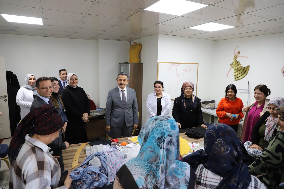 SirnakValiligi's tweet photo. Valimiz Birol Ekici, #Cizre 5 nolu Aile Destek Merkezini (ADEM)'i ziyaret etti.
 
Ardından Merkezi gezerek kursiyerlerle sohbet eden Vali Ekici, üreten kadınlarımızı el emeği göz nuru çalışmalarından dolayı tebrik etti.

📍Cizre https://t.co/U2tritguHf