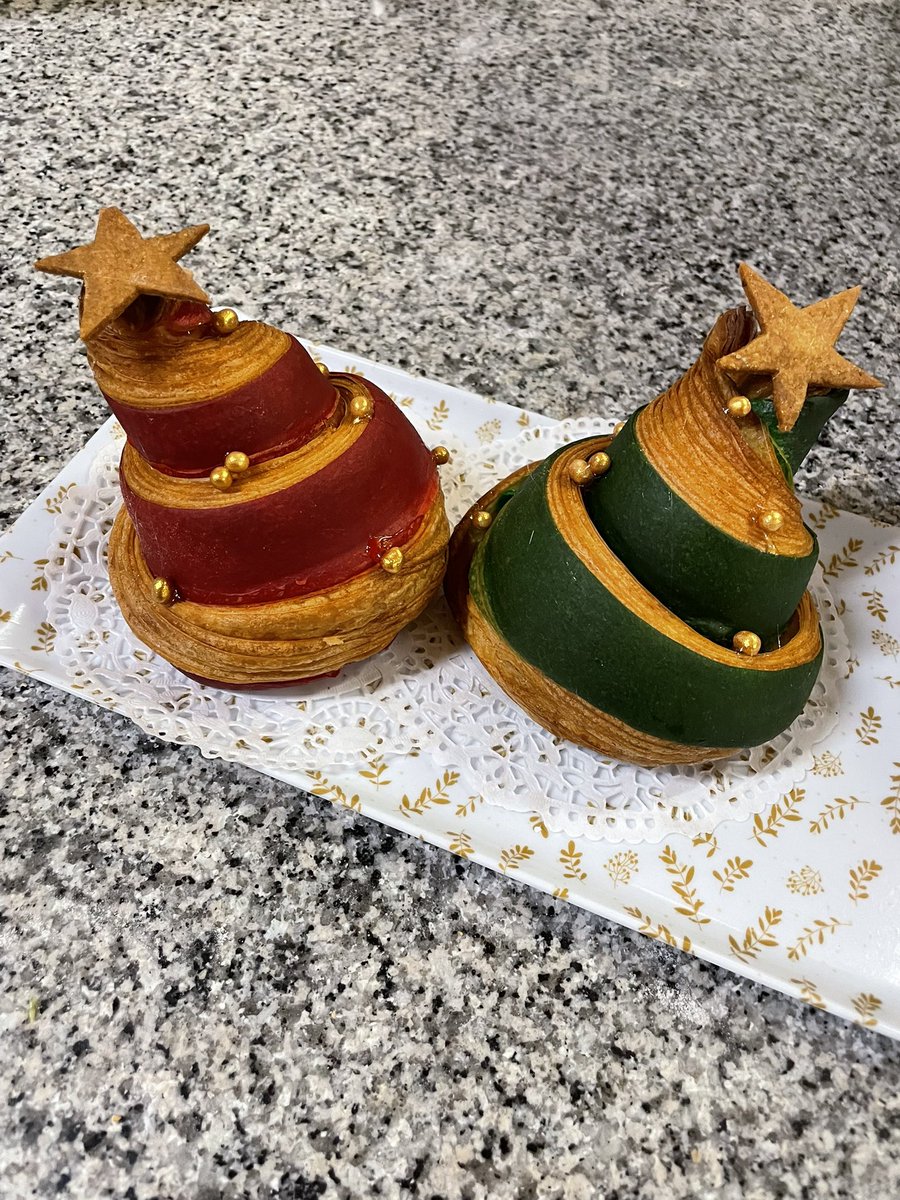 C’est la magie de #Noel 
Croissants en forme de sapin fourrés aux fruits rouges ou à la pistache. 
Belle journée les gourmand(e)s #sète