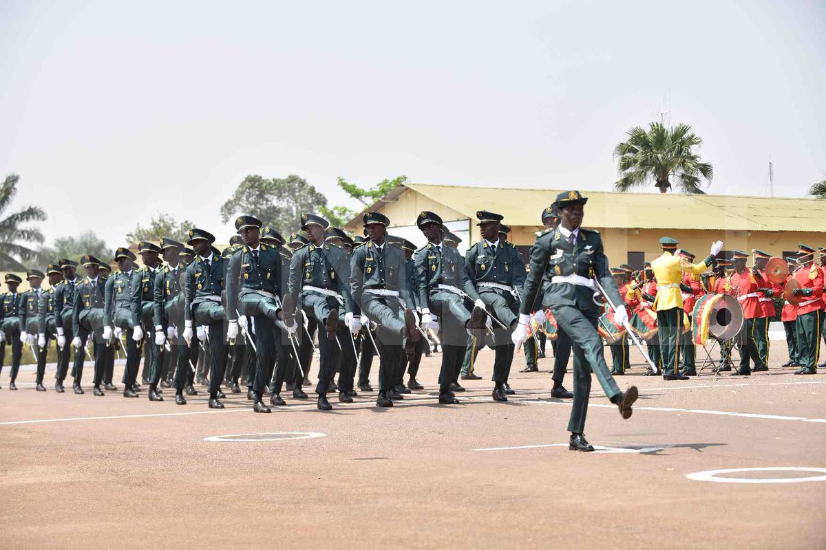 TheCameroonianZ's tweet photo. Le Sous-Lieutenant Siddi Mana : 

Major de la 39ème promotion de l’École Militaire InterArmées (EMIA). 

#Cameroon 🇨🇲 https://t.co/Ob2Fuzd5Mk