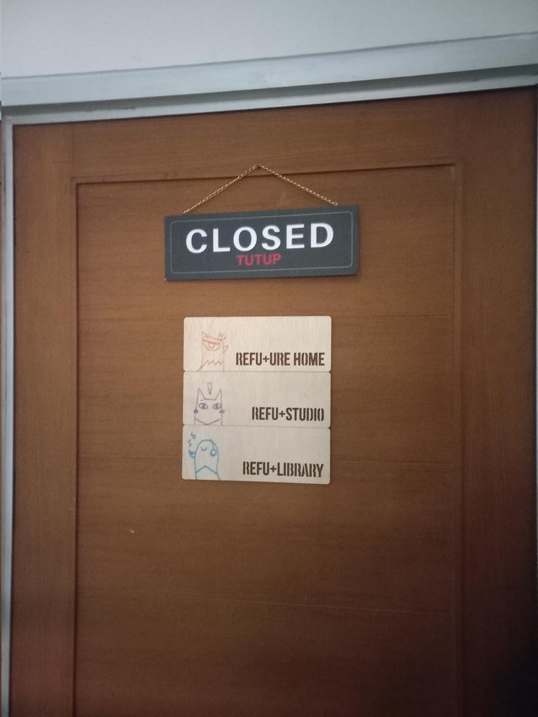 kapulagaa's tweet photo. hari ini berkunjung sebentar ke refu+library di Ciputat!
perpustakaan independen &amp; mungil yang kurasinya buku-buku tentang refugee &amp; islam!! https://t.co/crOOIbekGL