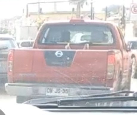 adolwolfg's tweet photo. Esta Camioneta patente CWJS35 de Algarrobo, choca por detras auto de vecino #Algarrobo en el #Litoral dandose a la fuga con un bebe en su interior, dejando daños de consideracion. https://t.co/9HPw2Dt3Ce