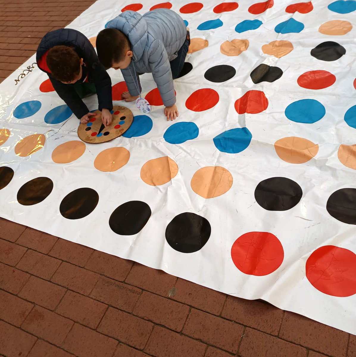 CCZonaNord's tweet photo. Gran animació ahir a la Plaça Roja de Ciutat Meridiana! Els nens i nenes van poder divertir-se amb els tallers i carregar-se d'energia amb xocolata calenta a l'espera del moment més esperat: fer cagar el Tió. https://t.co/m8WF7Qonjh