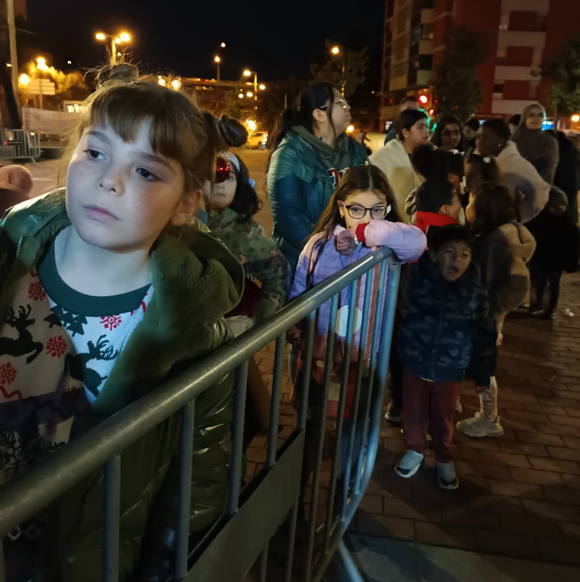 CCZonaNord's tweet photo. Gran animació ahir a la Plaça Roja de Ciutat Meridiana! Els nens i nenes van poder divertir-se amb els tallers i carregar-se d'energia amb xocolata calenta a l'espera del moment més esperat: fer cagar el Tió. https://t.co/m8WF7Qonjh