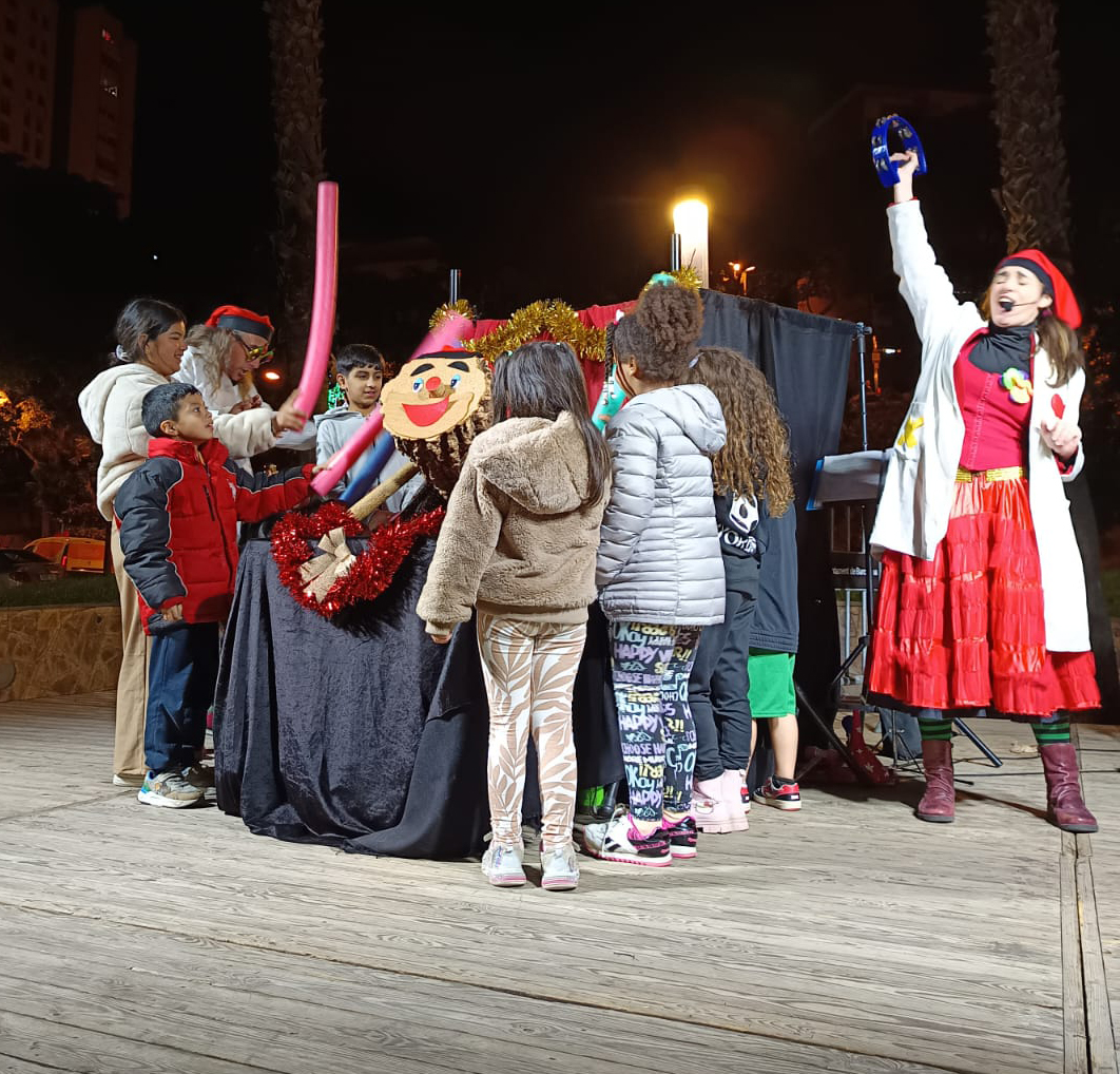 Gran animació ahir a la Plaça Roja de Ciutat Meridiana! Els nens i nenes van poder divertir-se amb els tallers i carregar-se d'energia amb xocolata calenta a l'espera del moment més esperat: fer cagar el Tió.
