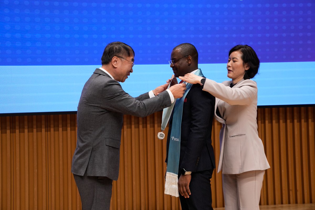 mlecjm's tweet photo. 🌟 Honored to receive the 2024 #SeoulHonoraryCitizenship Award 🏅!

Grateful for the opportunity to mentor youth 🇰🇷 through the KT Dream School &amp; Global Culture School 🌏, promoting education 📖 and cultural exchange 🌐.

Thank you to #Seoul, #KT, and H.E. @AmbassadorIleka 
 🙏 https://t.co/MUXfs2HLqa