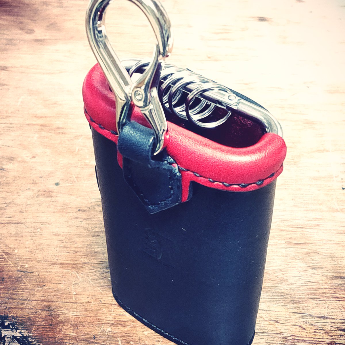 leather_luke's tweet image. こだわりのハンドメイドレザー
各社スマートフォン対応アクセサリー等を販売

オーダーメイド
カラビナを埋め込んだキーケース

#キーケース
#keycase