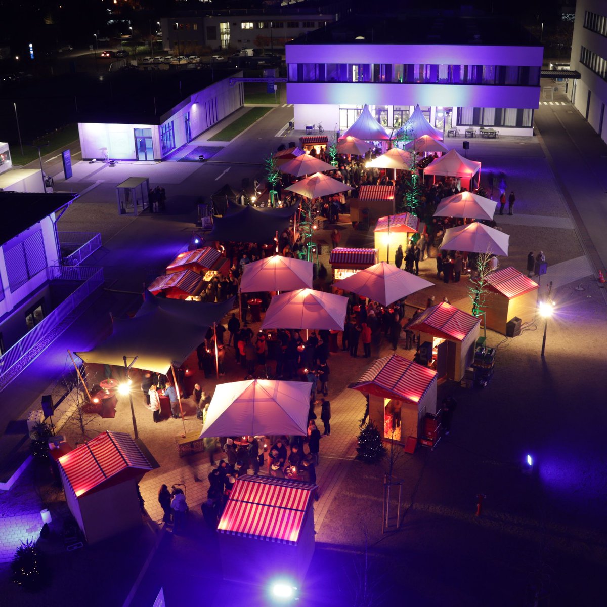 bruker's tweet image. We've already started celebrating the holidays at Bruker Campus in Ettlingen, Germany 👇 spending a cold evening at the Christmas Market in good company, warming up with tasty food and lots of fun! 🙂

#Bruker #HolidaySeason #Holiday2024 #ChristmasMarket