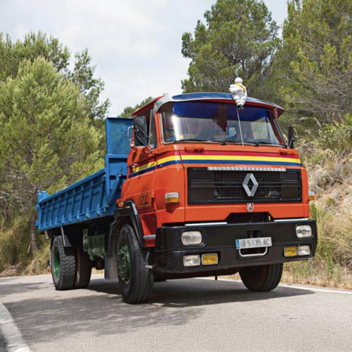 RenaultTrucksEs's tweet photo. [CLASSIC SATURDAY]

Hoy rendimos homenaje al Renault D-20 Turbo 200. Un camión que marcó una era con su diseño robusto y su potente motor turboalimentado. 

¡Un verdadero icono que sigue inspirando a generaciones! 🌟

#RenaultTrucks #ClassicSaturday #LeyendaEnLaCarretera https://t.co/GFzNL6Ofgr