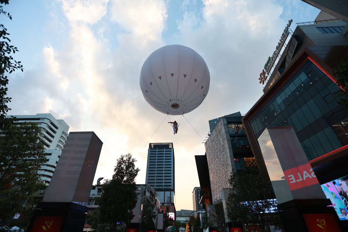 BexEvent's tweet image. 📷 ไฮไลท์ Heliosphere (เฮลิโอสเฟียร์) เป็นการแสดงบัลเล่ต์กลางอากาศ  ที่ลอยสูงจากพื้นกว่า 25 เมตร ครั้งแรกในประเทศไทย ชมฟรีจ้า!!
📷 วันนี้ – 22 ธันวาคม 2567
📷 ตั้งแต่เวลา เที่ยง ถึง 4 ทุ่ม ที่สยามสแควร์
.
#siamstreet2024 #SiamStreetBIGRETURN2024 #streetShow
#bex #Siamsquare