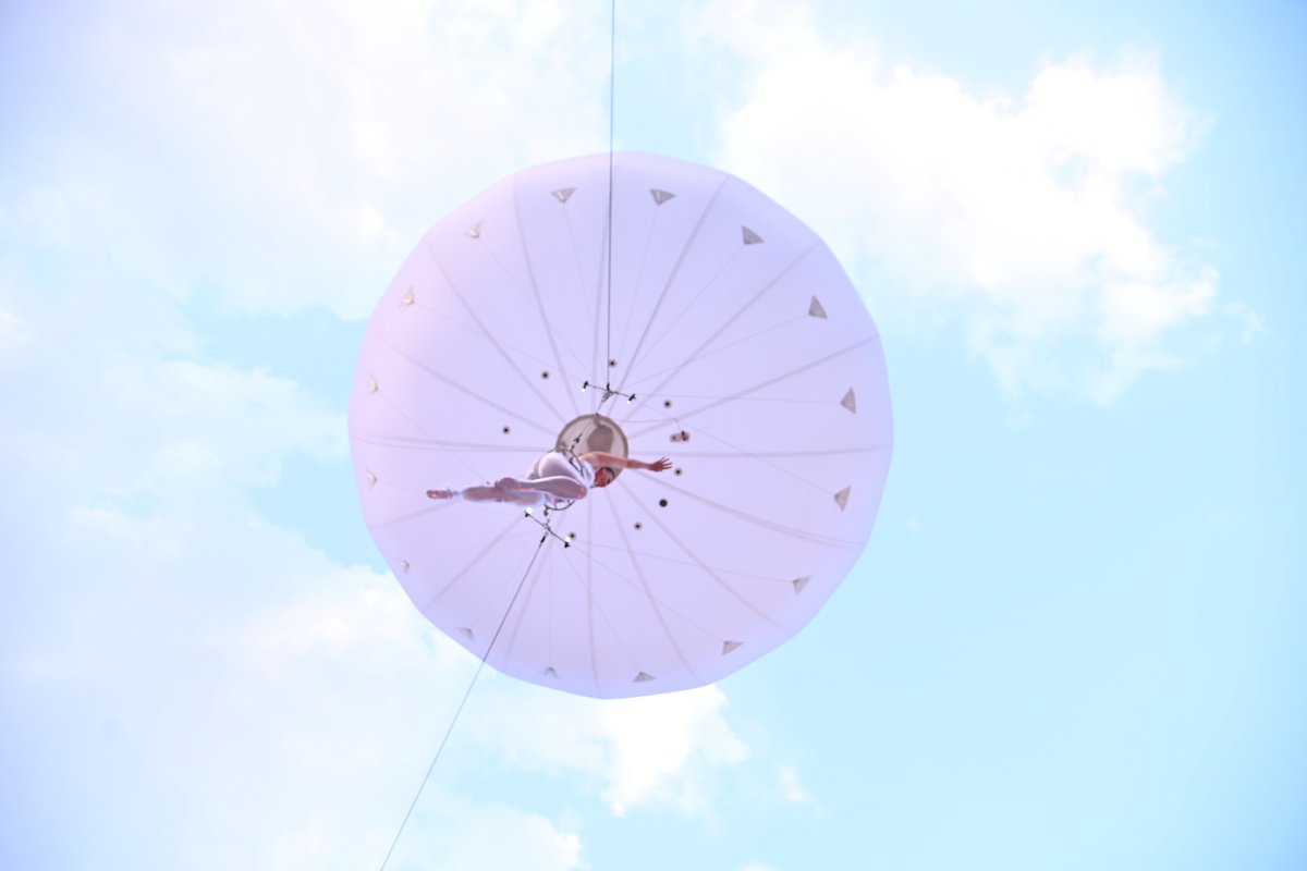 BexEvent's tweet image. 📷 ไฮไลท์ Heliosphere (เฮลิโอสเฟียร์) เป็นการแสดงบัลเล่ต์กลางอากาศ  ที่ลอยสูงจากพื้นกว่า 25 เมตร ครั้งแรกในประเทศไทย ชมฟรีจ้า!!
📷 วันนี้ – 22 ธันวาคม 2567
📷 ตั้งแต่เวลา เที่ยง ถึง 4 ทุ่ม ที่สยามสแควร์
.
#siamstreet2024 #SiamStreetBIGRETURN2024 #streetShow
#bex #Siamsquare