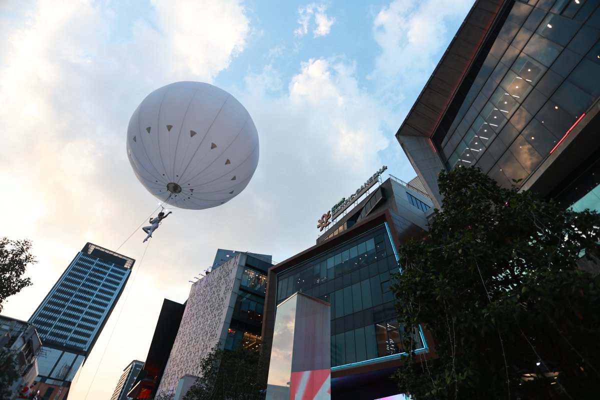 BexEvent's tweet image. 📷 ไฮไลท์ Heliosphere (เฮลิโอสเฟียร์) เป็นการแสดงบัลเล่ต์กลางอากาศ  ที่ลอยสูงจากพื้นกว่า 25 เมตร ครั้งแรกในประเทศไทย ชมฟรีจ้า!!
📷 วันนี้ – 22 ธันวาคม 2567
📷 ตั้งแต่เวลา เที่ยง ถึง 4 ทุ่ม ที่สยามสแควร์
.
#siamstreet2024 #SiamStreetBIGRETURN2024 #streetShow
#bex #Siamsquare