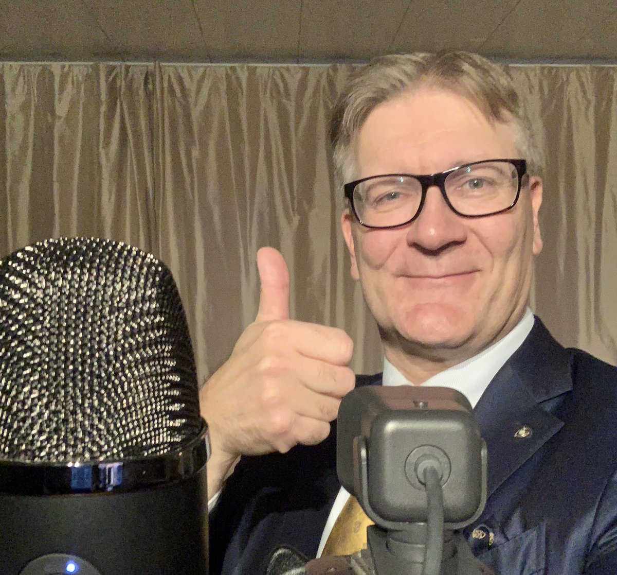 Mr Body Language®️ kiittää kaikkia kuulijoita, asiakkaita ja yhteistyökumppaneita kuluneesta vuodesta. Kiitos myös mukavista palautteista, esimerkiksi ⭐️⭐️⭐️⭐️⭐️@ Speakersforum.

Suunnitteilla 2025 tapahtumia?
Ota yhteyttä, niin tuon tapahtumaan asiaa ja hauskaa kehonkielestä!