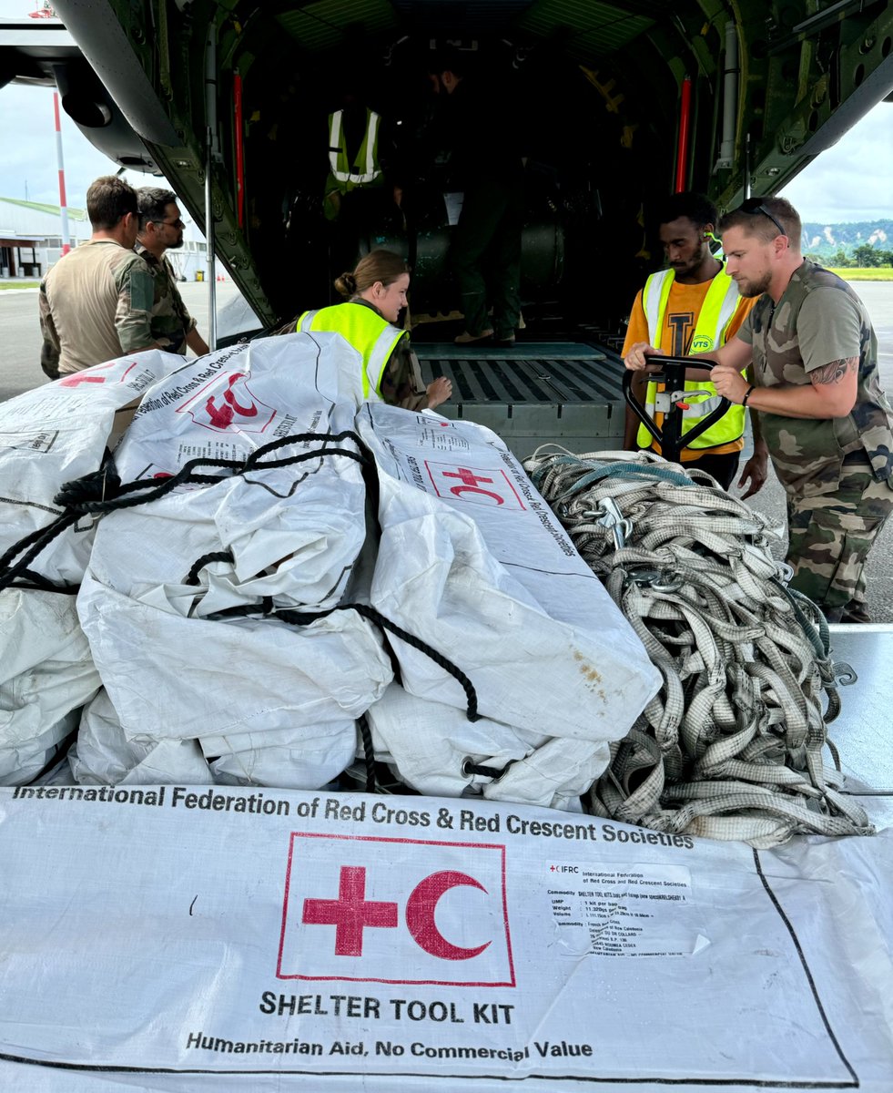 🇫🇷🇻🇺 #Séisme La <a href="/CroixRouge/">Croix-Rouge fr</a> arrive, et pas les mains vides. Dans plusieurs rotations aujourd'hui, elle a livré 400 bâches, 400 jerricanes, 200 kits outillage, 200 kits hygiène et 200 kits cuisine, chaque kit pour 5 personnes, pour couvrir les besoins de 1000 personnes déplacées.