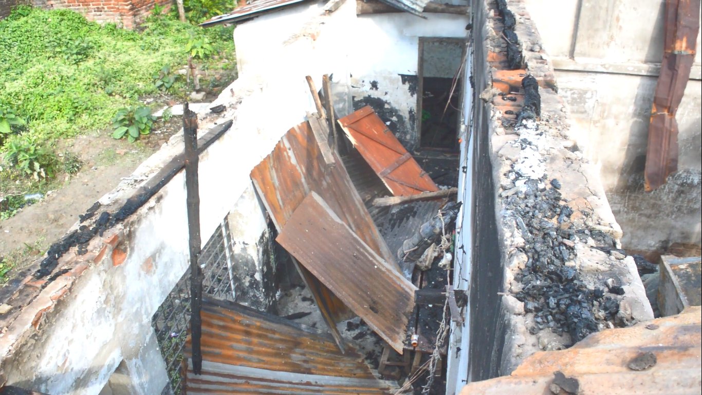 আত্রাইয়ে তালাবদ্ধ ঘরে আগুনে পুড়ে লক্ষাধীক টাকার আসবাবপত্র পুড়ে ছাঁই