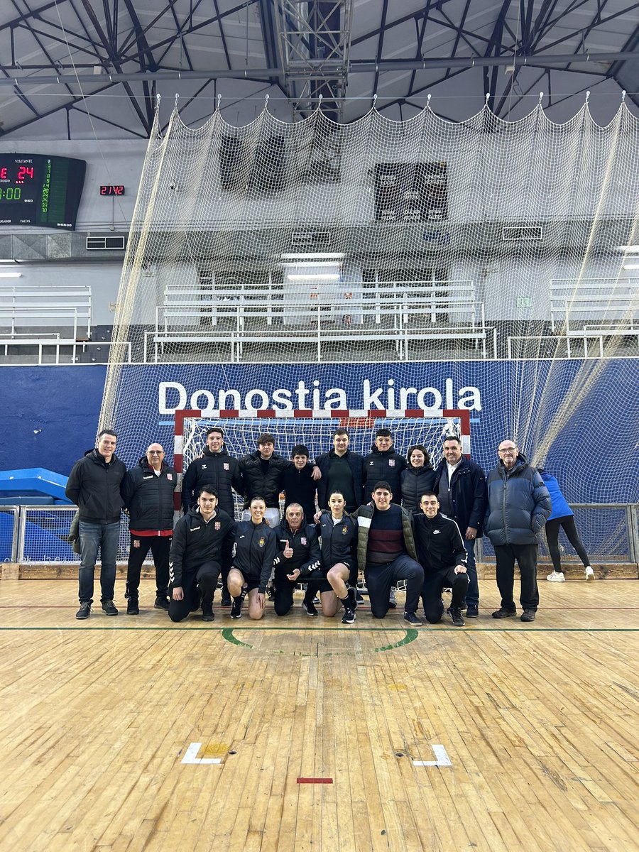 📸 Atzoko irudiak!

ℹ️Atzo Donostian izan ginen <a href="/BalonmaBeraBera/">super amara Bera Bera</a> eta <a href="/CbmZuazo/">Club Balonmano Zuazo</a>-ren arteko lehia ikusten. Bide batez, Marta eta Maialenek zuzendu zutela aprobetxatuz, formaziorako erabili genuen partida.

🙏Eskerrik asko <a href="/BalonmaBeraBera/">super amara Bera Bera</a> emandako erraztasunengatik!
